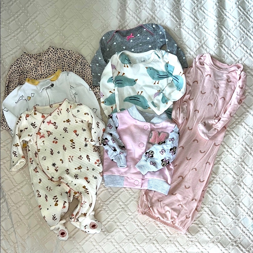 Old Navy, Carters, Just One You 7 Piece lot of Kids Onsies/Sweatshirt Size NB